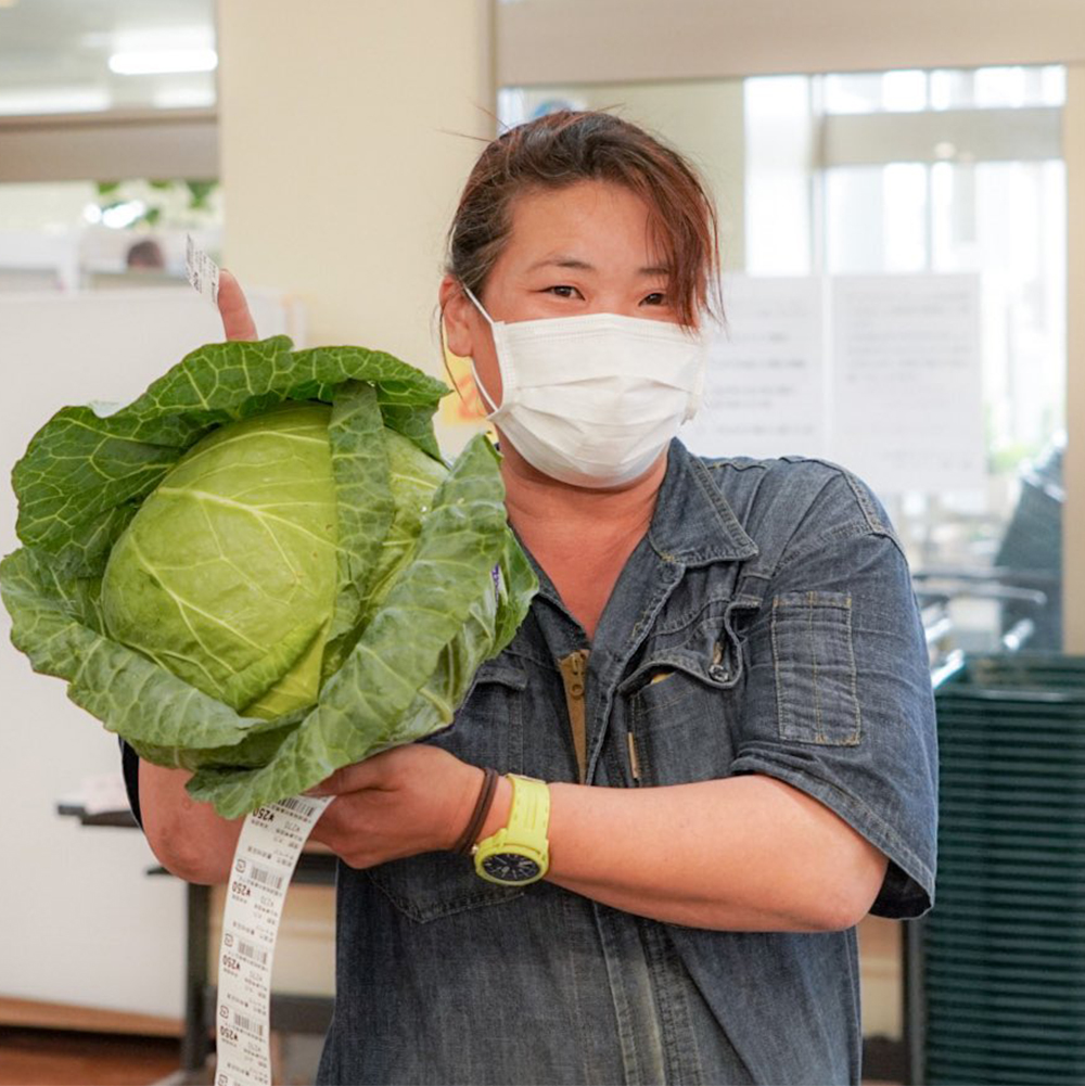 浅野 大介さん 新潟市北区豊栄地区 浅野さんちの野菜 でおなじみの野菜は 種類が豊富で大人気 豊栄 木崎地区の豊かな土壌で育てられた野菜たちは 遠藤さんの愛情たっぷり お料理上手でも知られるので マーケットでお会いできた際には野菜を使っ